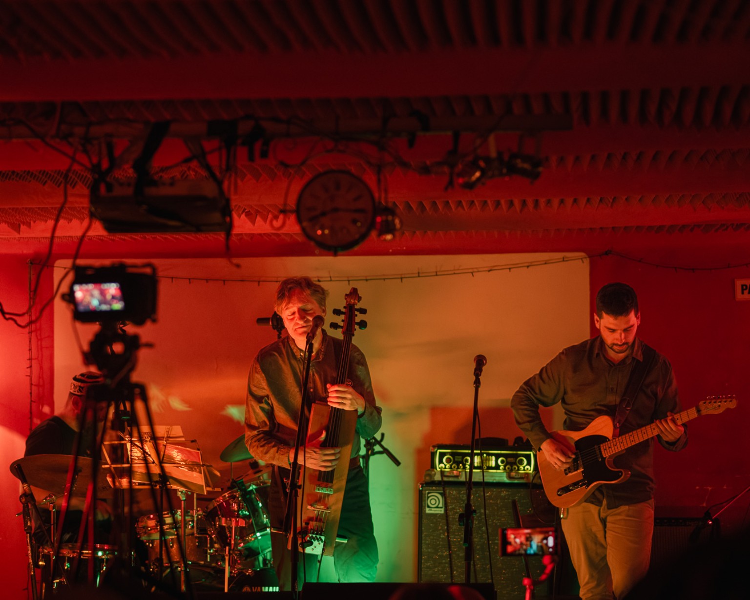 Zespół grający koncert w czerwono-zielonym świetle