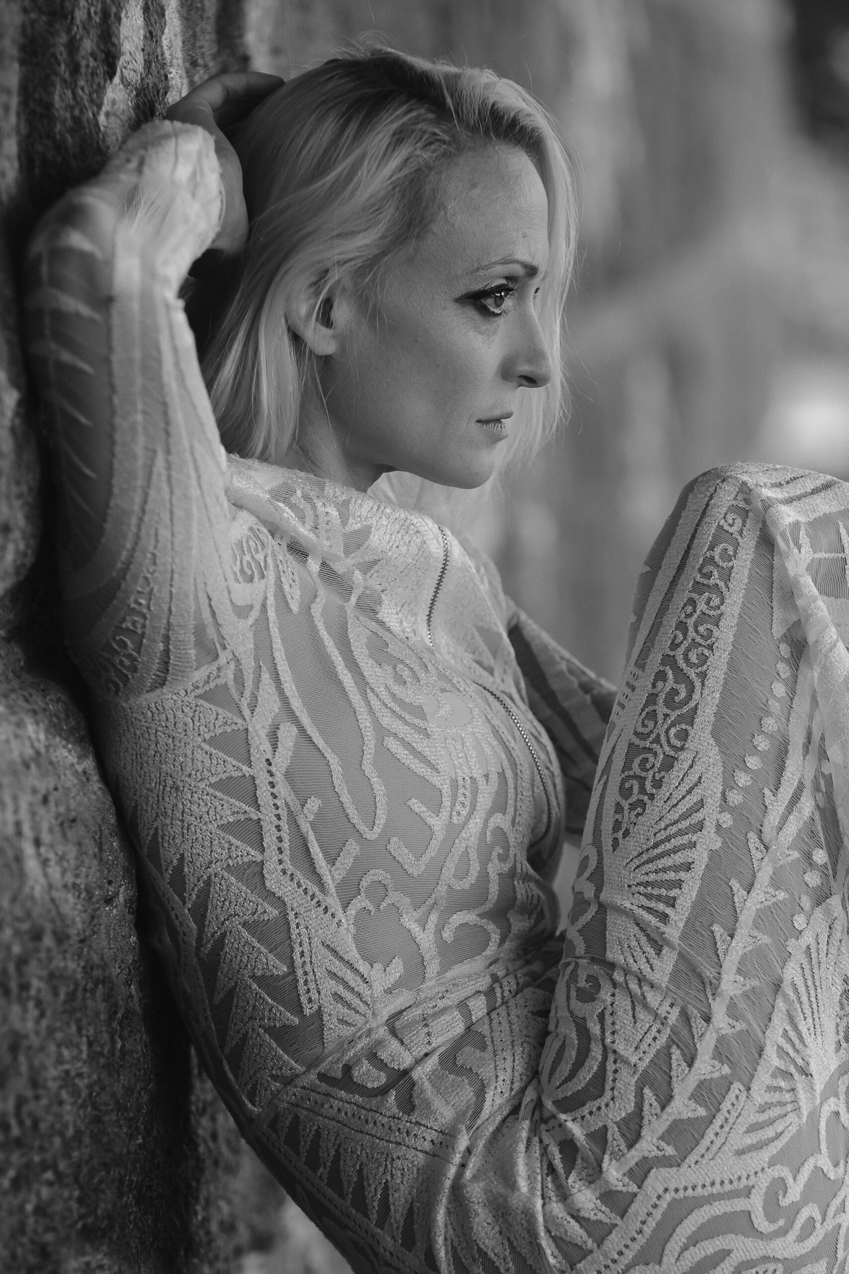 Czarno-biały portret Natalii w koronkowej stylizacji